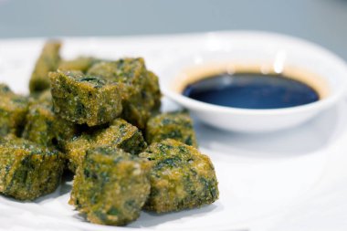 Kızarmış chivas hamurlu Tayland yemeğini beyaz tabakta tatlı soslu servis et. 