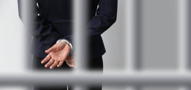 Zanlıları kelepçeleyerek soruşturma sürecini mahkemeden sonra hapse atın.