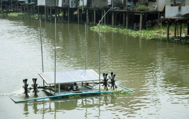 Nehir kenarındaki oksijeni üretmek için güneş enerjili su türbini 
