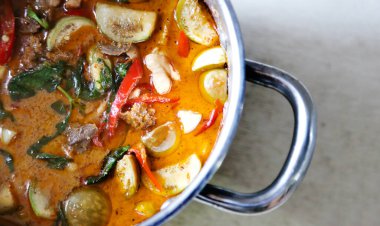 Körili Tayland yemeğini sebzeyle, tavuğu da demir kapta pişir.