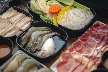 Karides, mürekkep balığı, deniz ürünleri, domuz sebzesi ve Asya usulü akşam yemeğinde şehriye.