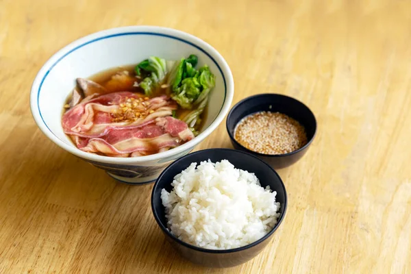 Ryż Mięso Sosem Azjatyckie Jedzenie Drewnianym Stole Restauracji — Zdjęcie stockowe
