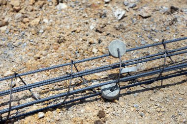 İnşaat inşaatı için beton halkalı çelik ve demir ağdan beton çubuk yapıyorlar.