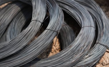 Demiryolu hattını çiğ materyalle kapatın.