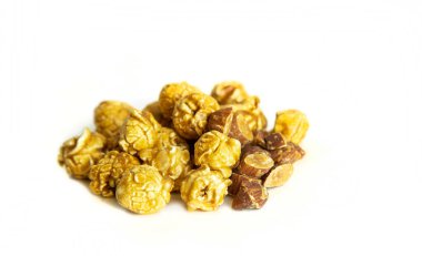 Karamelli badem patlamış mısır.