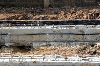 Evin altındaki binada termit koruması için elektrik tesisatı kurma prosedürleri..