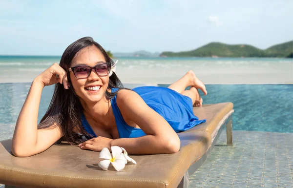 Asiatin Sonnt Sich Ozeanstrand Suumer Hintergrund — Stockfoto