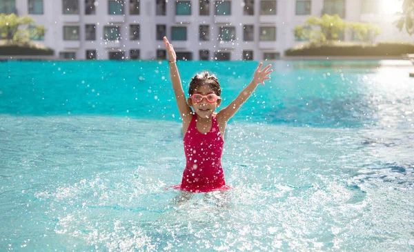 Feliz Asiático Niño Jugando Agua Piscina Verano Fondo — Foto de Stock