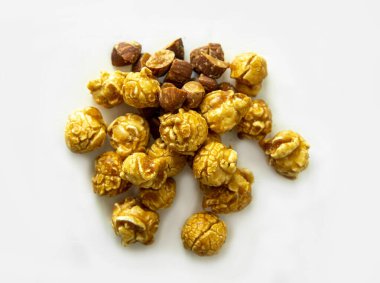 İzole edilmiş arkaplanda badem fıstıklı karamelli patlamış mısır (yolu dahil)