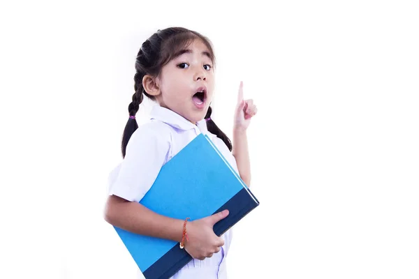 幸せなアジア系の子供は教科書を持っていて学生の制服でアイデアを思いついたように指を上げて — ストック写真