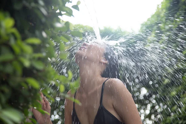 Aziatische Vrouw Douche Outdoor Zomer Achtergrond — Stockfoto