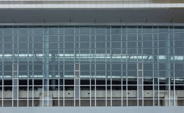 Cam ve demir çerçeveli mimarinin modern dış görünüşü