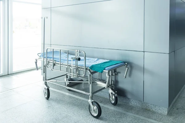 Flytta Sjuksköterska Säng Förbereda För Patient Sjukhusbyggnad — Stockfoto