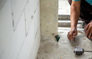 Ev yenileme işleminde ev direği yapmak için yer çekimi ile dikey çizgi bulmak için erikle doludur.