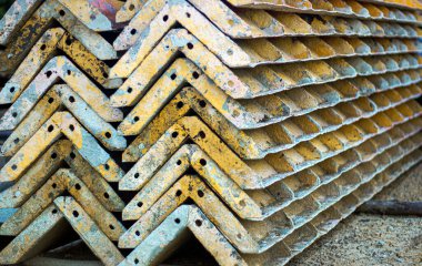 Çelik Sütunlar Çerçeve İnşaatı Aletler Beton Sütunlar Alanı ve güçlendirilmiş çelik parmaklıklar konsepti