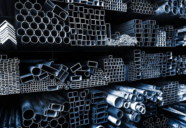 Depodaki demir çelik mağazası arka planda ağır sanayi