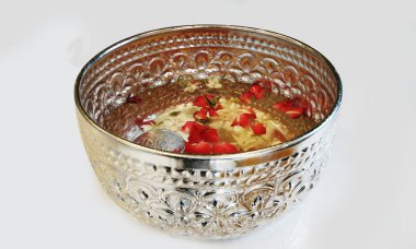Gül yaprağı ve Yasemin Tay tarzı gümüş kasede ile su