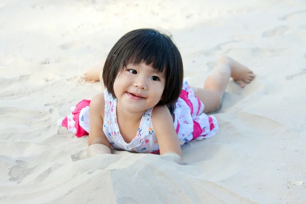 Nahaufnahme glückliches Gesicht asiatische Kinder auf Sand — Stockfoto