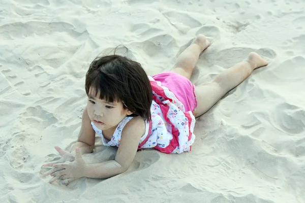 Nahaufnahme glückliches Gesicht asiatische Kinder auf Sand — Stockfoto