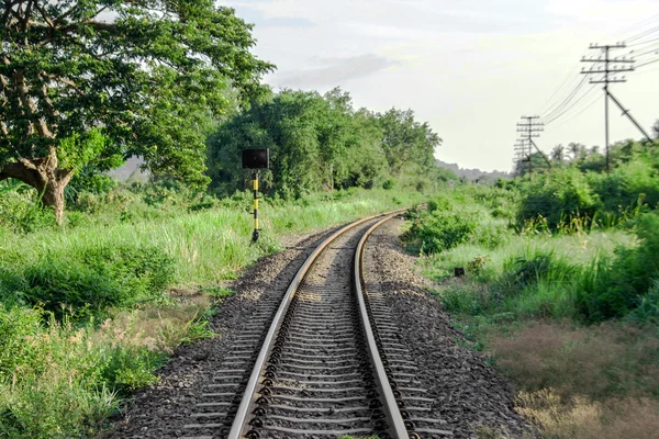 Gamla järnvägen går genom landsbygden — Stockfoto