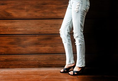 seksi Bayan bacak kot ile barda gece kulübü arka planı için