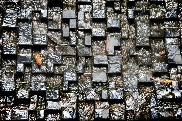 Water val in vierkante stenen decoratie — Stockfoto