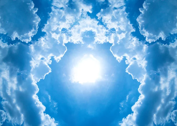 Cercle nuageux arround soleil lumière sur ciel bleu — Photo