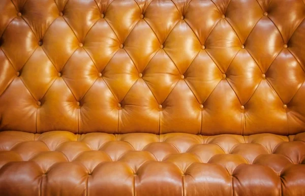 茶色の革のソファの質感アップを閉じる — ストック写真