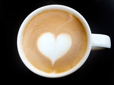 Latte sanat kahve kalp sembol fincan