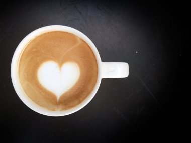 Latte sanat kahve kalp sembol fincan