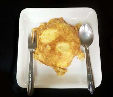 Tay omlet patates yumurta plaka üzerinde izole