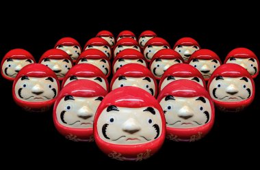 Daruma Bebek Siyah arka plan izole