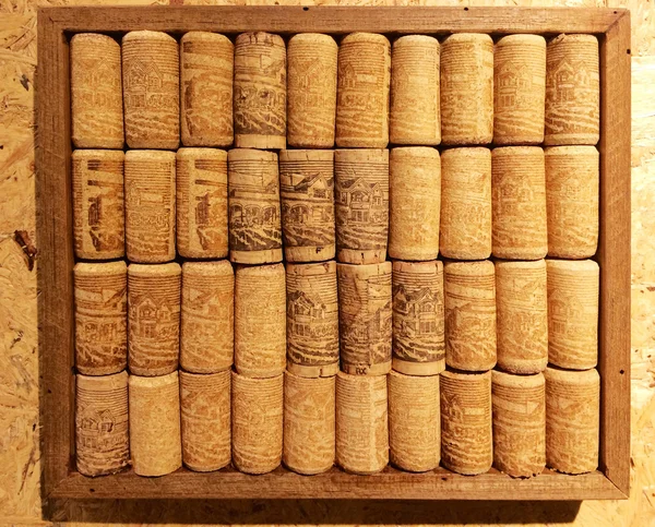 Close up many different wine corks in wood frame collection on co — стоковое фото