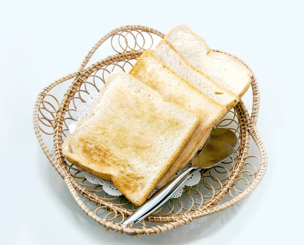 Toat slide pão weet inteiro na cesta de vime — Fotografia de Stock