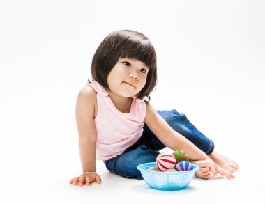 Asyalı kız oynamak renk topu