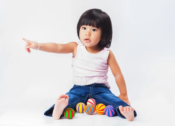 Menina asiática jogar cor bola — Fotografia de Stock