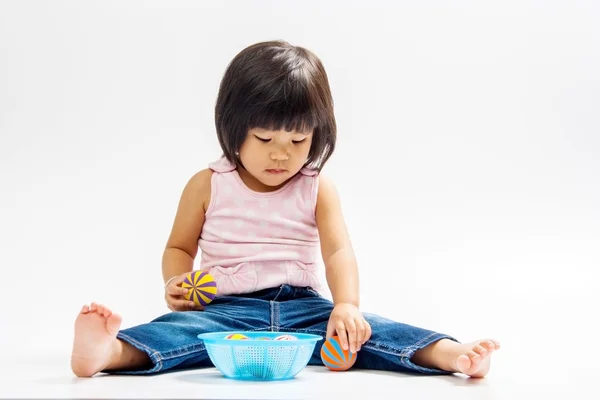 Menina asiática jogar cor bola — Fotografia de Stock