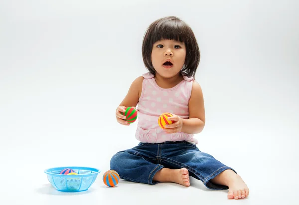 Menina asiática jogar cor bola — Fotografia de Stock