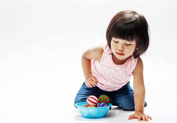 Asiático chica jugar color bola — Foto de Stock