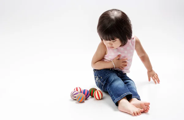 Asiático chica jugar color bola — Foto de Stock