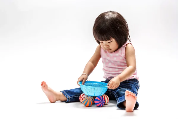 Menina asiática jogar cor bola — Fotografia de Stock