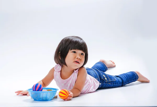 Ásia menina chato para jogar cor bola — Fotografia de Stock