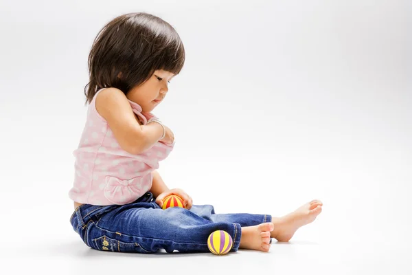 Asiático chica sentado y jugar color bola — Foto de Stock