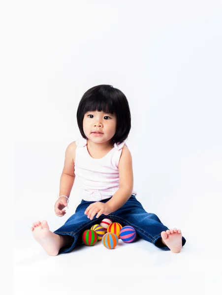 Aasialainen tyttö pelata väri pallo — kuvapankkivalokuva