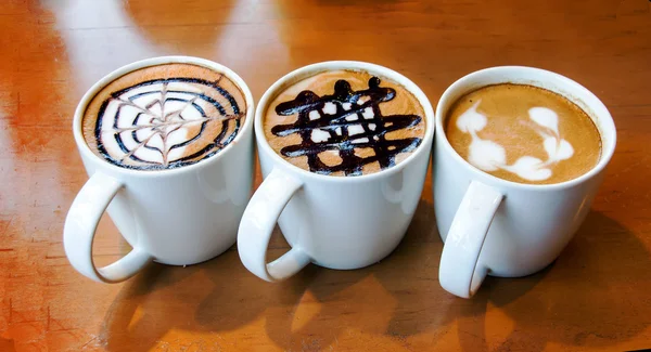 Latte-Art-Design im Becher — Stockfoto