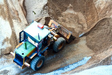 Boğa dozer kazmak için inşaat kum