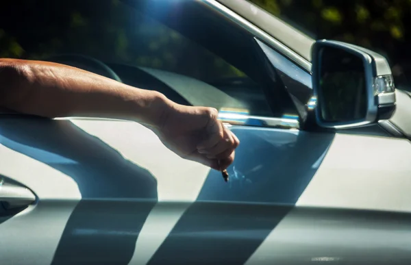 Elinde sigarayla sürücü