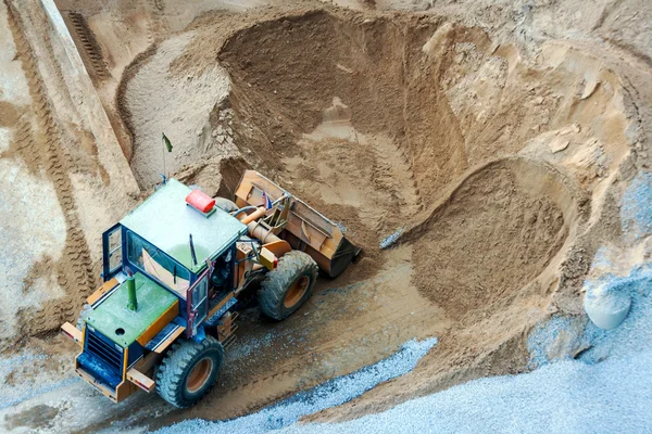Bull schaktblad gräva sand för konstruktion — Stockfoto