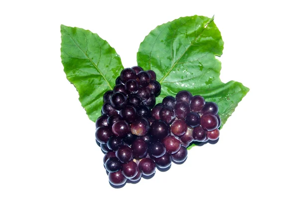 Uva roja en forma de corazón sobre hoja verde — Foto de Stock