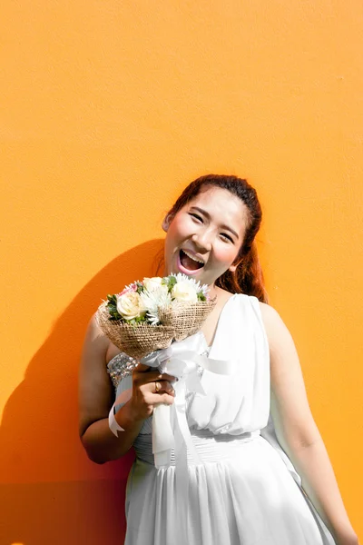 Asian lady in dress suite hold bouquet — Stock Photo, Image